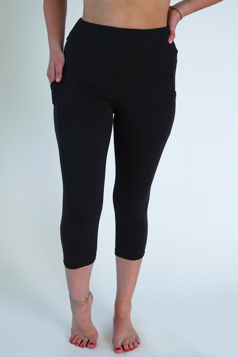 Black Solid Capri Pocket Leggings