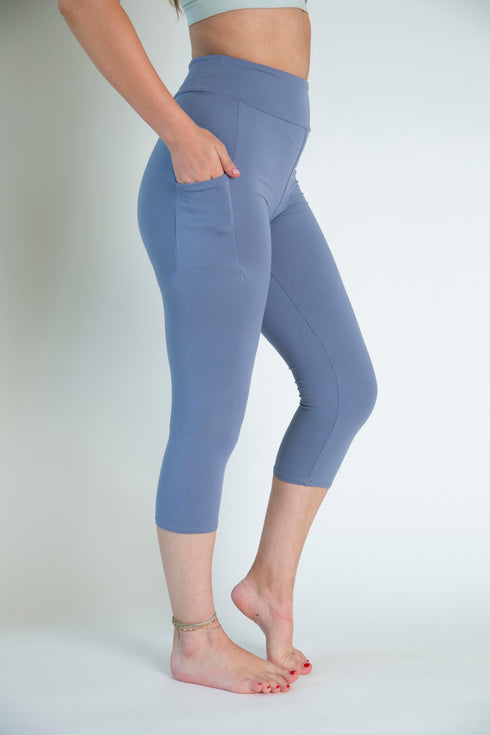 Periwinkle Solid Capri Pocket Leggings